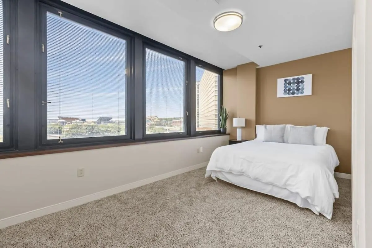 2Br Downtown Apartment With Gym & Deck Pittsburgh