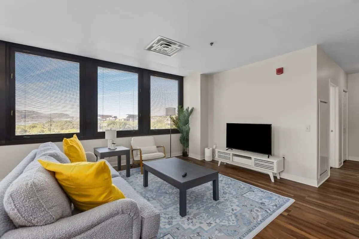 2Br Downtown Apartment With Gym & Deck location