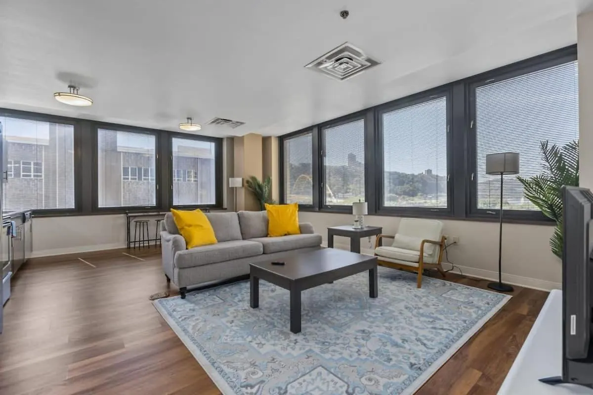 2Br Downtown Apartment With Gym & Deck Pittsburgh