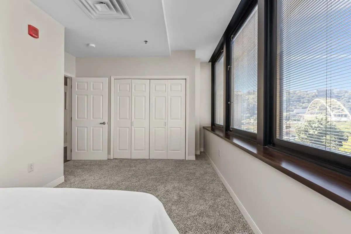 2Br Downtown Apartment With Gym & Deck Pittsburgh