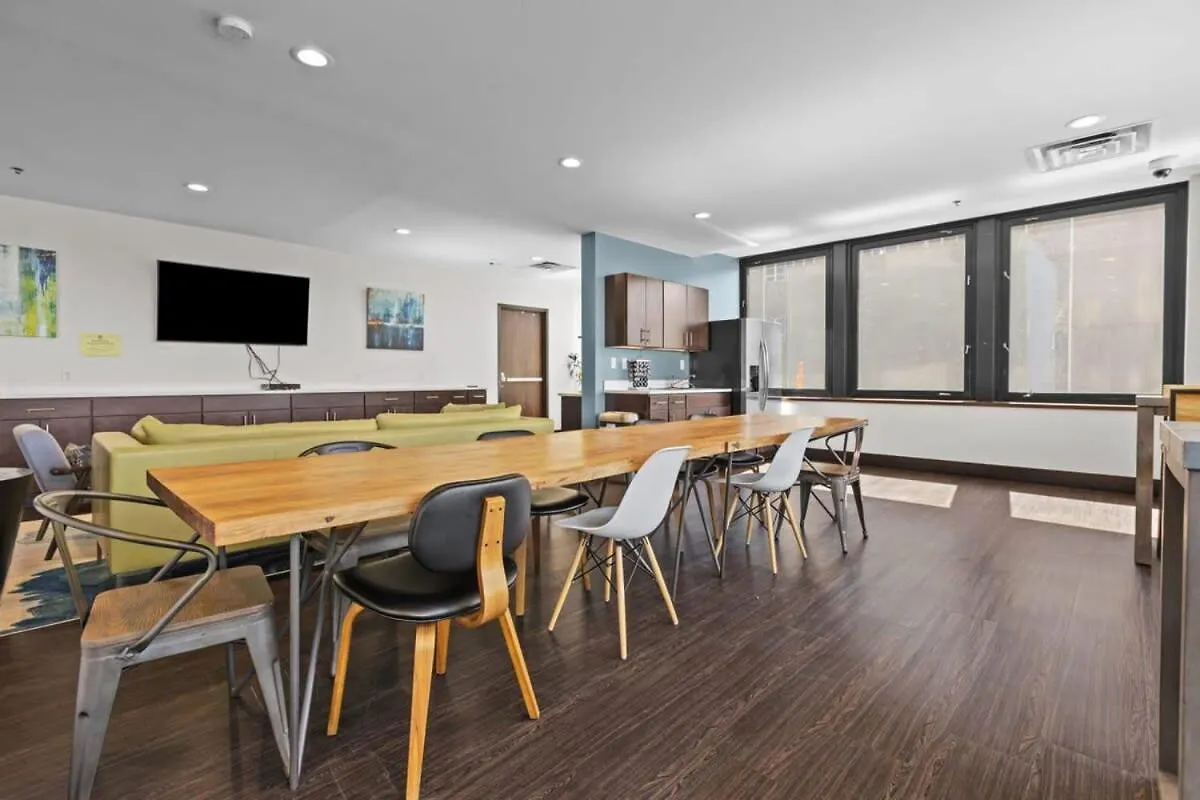 2Br Downtown Apartment With Gym & Deck Pittsburgh