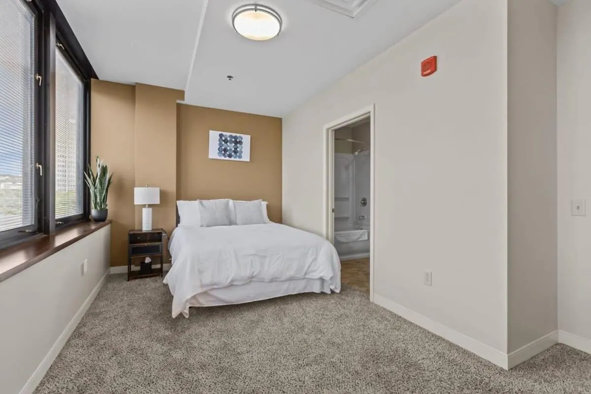 2Br Downtown Apartment With Gym & Deck Pittsburgh